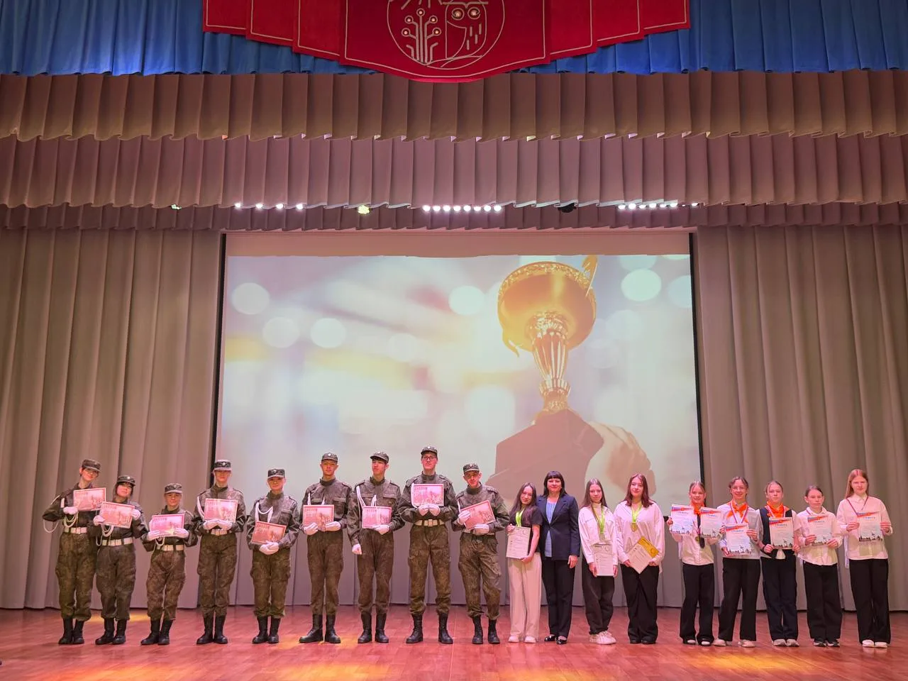 Линейка, посвященная поднятию Флага Российской Федерации и внеурочное занятие &amp;quot;Разговоры о важном &amp;quot;.